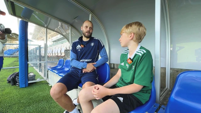 26 - Teemu Pukki kohtaa junioripelaajan