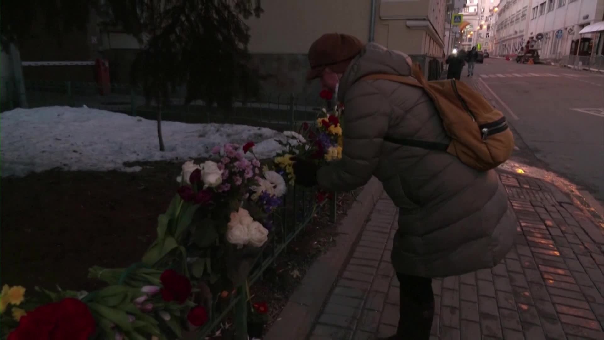 Ihmiset toivat kukkia Ukrainan lähetystön eteen Moskovassa