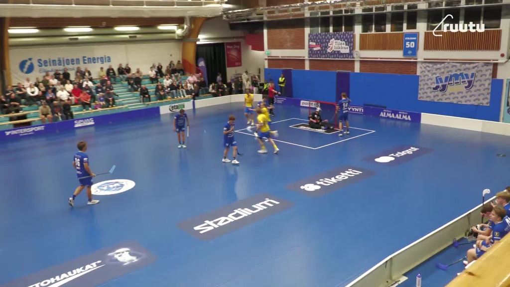 Valte Karvonen ohjaa pallon rysään aivan ensimmäisen erän loppuun!