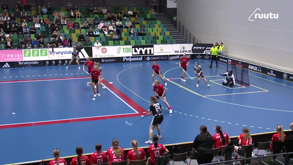 Kymppi täyteen! Nousiainen lähettää pallon kaukaa verkon perukoille