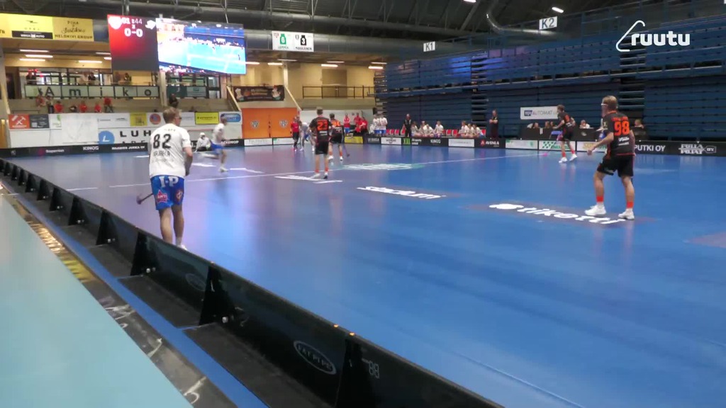 Takakulmassa on tilaa, joten Kajaala tällää pallon tolpan juureen!