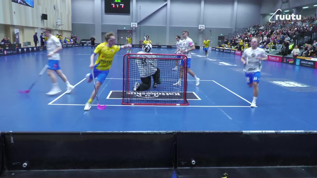 Nyt lipsahtaa! OLS pöllii pallon ja iskee verkot rullalle