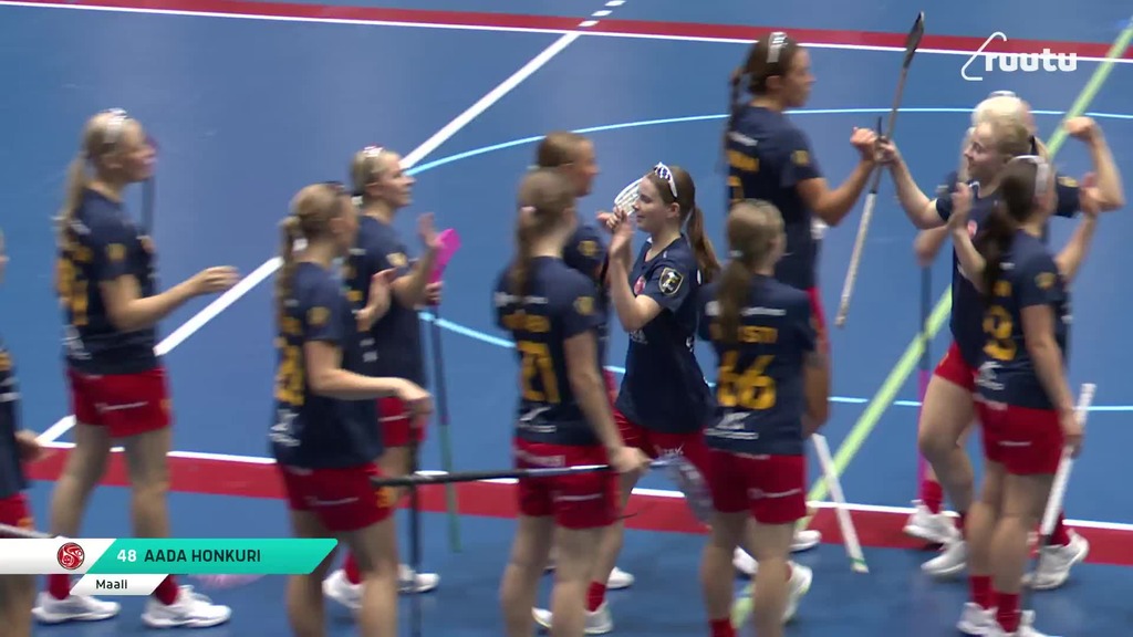 Loisto liikuttaa pallon hienosti hyökkäyksen loppuun vievälle Aada Honkurille!