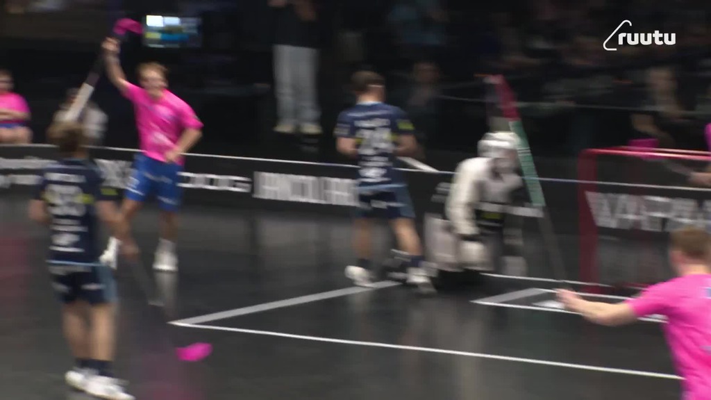 Tykkyläinen toimittaa ja Salokangas ohjaa pallon näppärästi sisään!