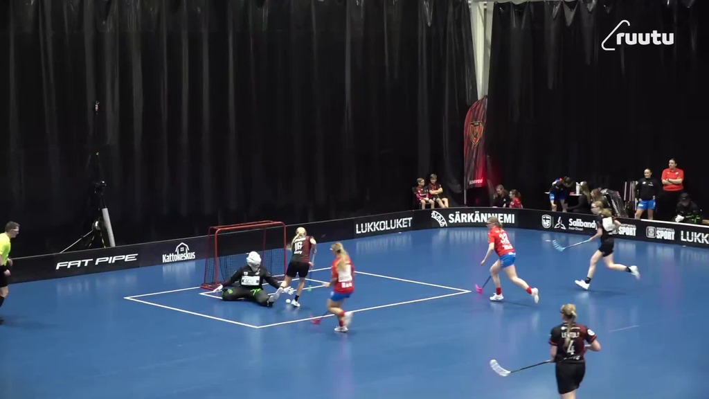 Kevyttä kisuttelua! Murtonen kiertää pallon reppuun