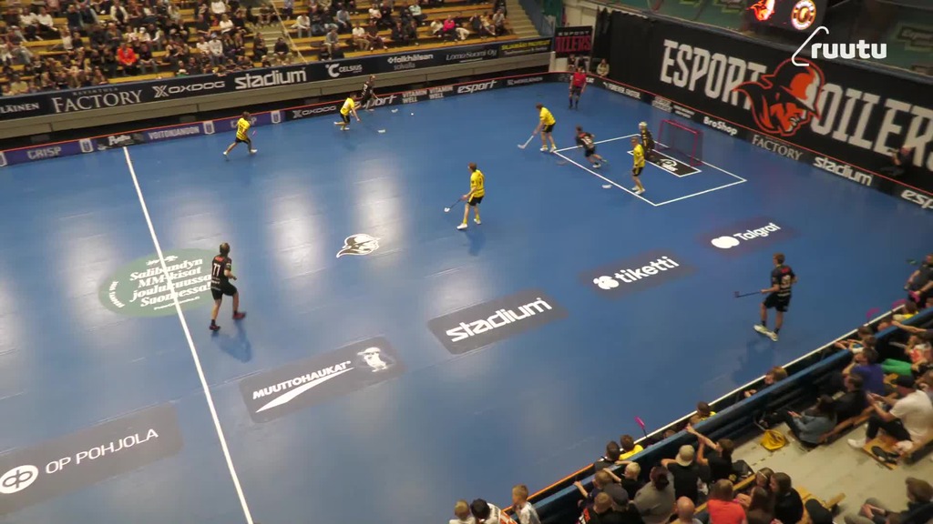 Sorvali laittaa pallon tolpan juureen Salmen hienon suorituksen jälkeen!