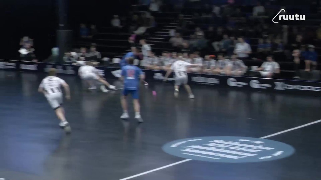 Vanhaa seuraa vastaan! Laine puttaa takatolpalta pallon Tepsin rysään
