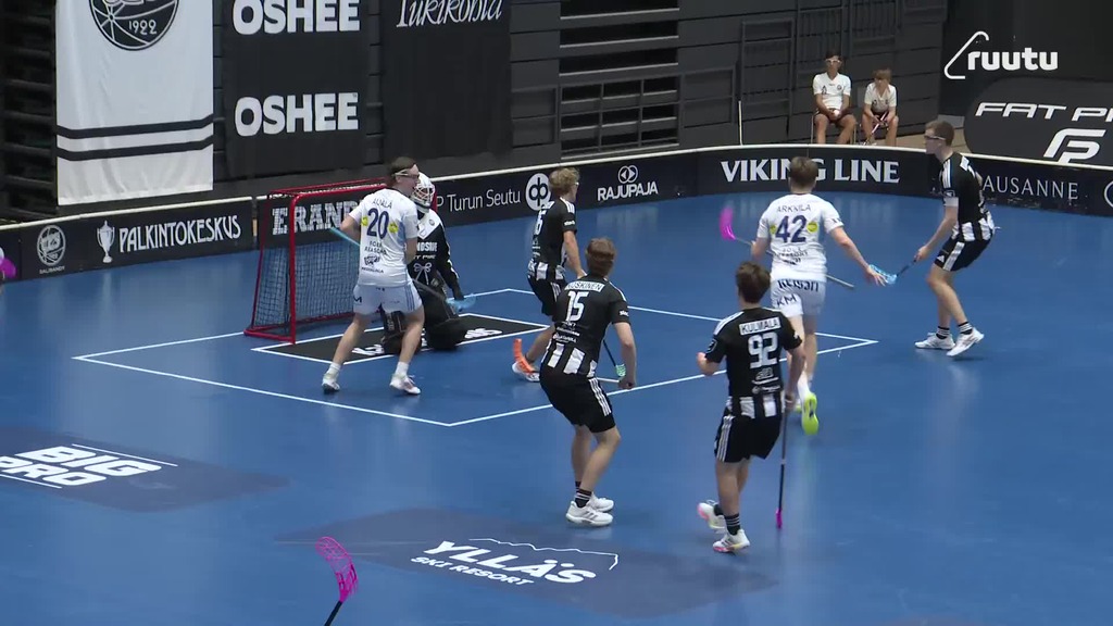 Arkkila puksuttaa koko kentän läpi kuin höyryjuna - sivaltaa illan toisen maalinsa!