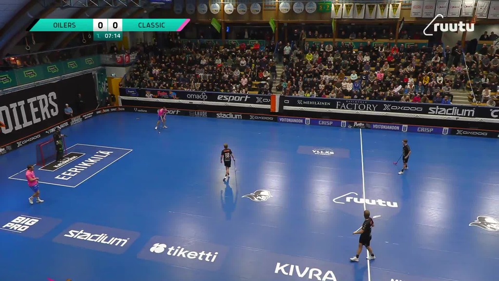 Markus Salmi painaa oman paluupallon sisään ja huudattaa kotiyleisöä avausmaalilla!