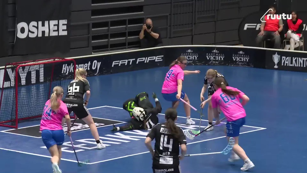 "On pelannut F-liigan läpi" - Ruotsiin siirtyvän Emilia Pietilän maali ihastuttaa ja studiossa mietitään miten hän pärjää rapakon takana