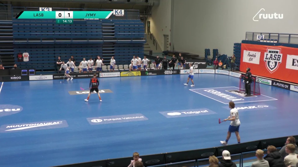 Oikea piiskan sivallus! Nyt on vienoa hymyä Jymyn penkillä