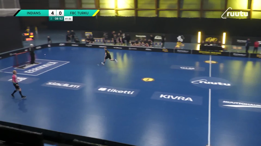 Pieni neula ja tarjoilu kaverille! Lindholmin hattutemppu pohjustetaan komealla tavalla