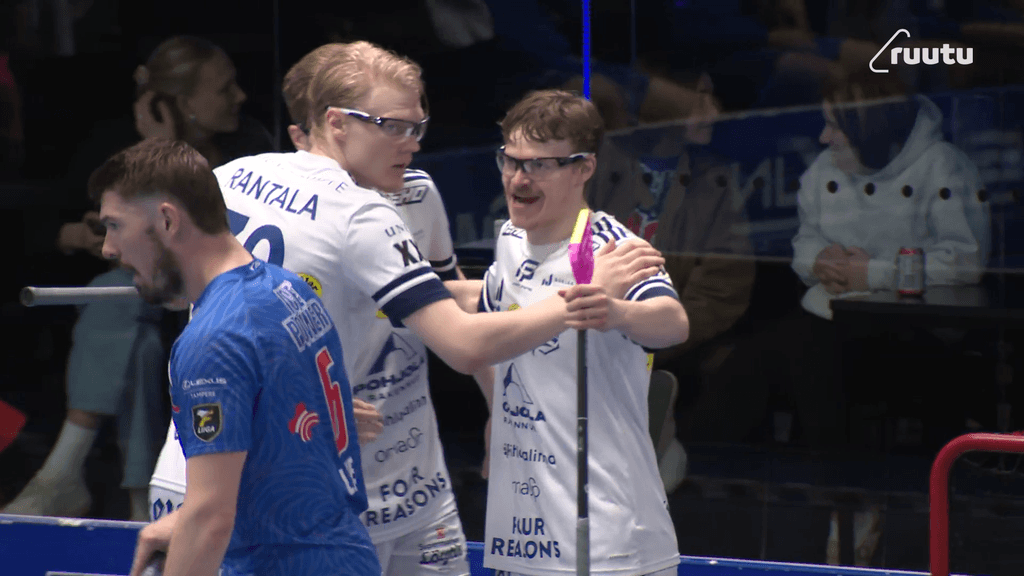 Olipahan komea syöttö Luukas Hyväriseltä! Juuso Ahola kiittää ja kuittaa