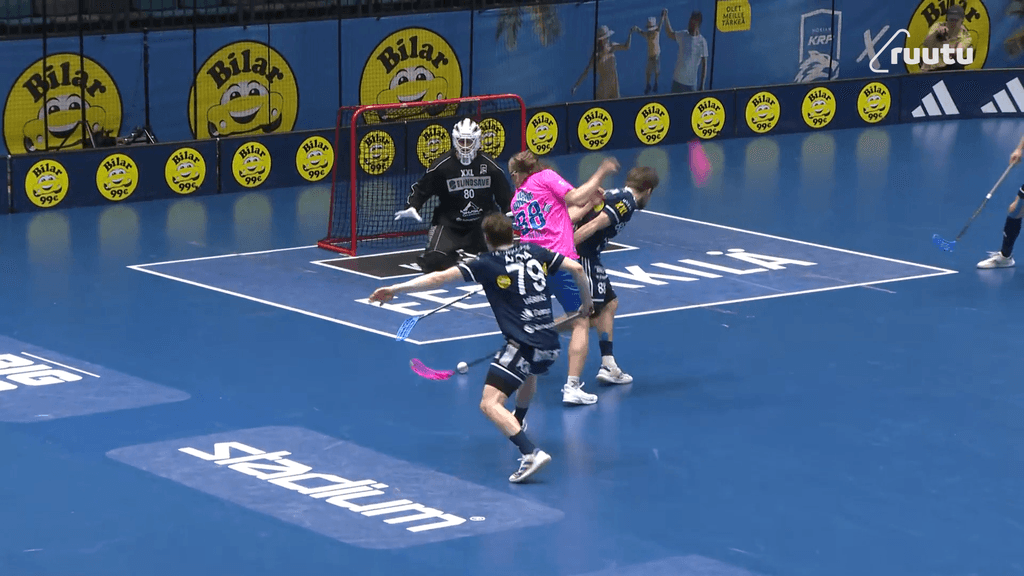 Tahtomaalien aatelia! Alpo Laitila painaa päälle ja kikkailee pallon verkkoon