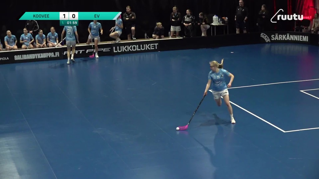 Liukkaasti liikenteeseen! Koovee peippailee pallon pömpeliin