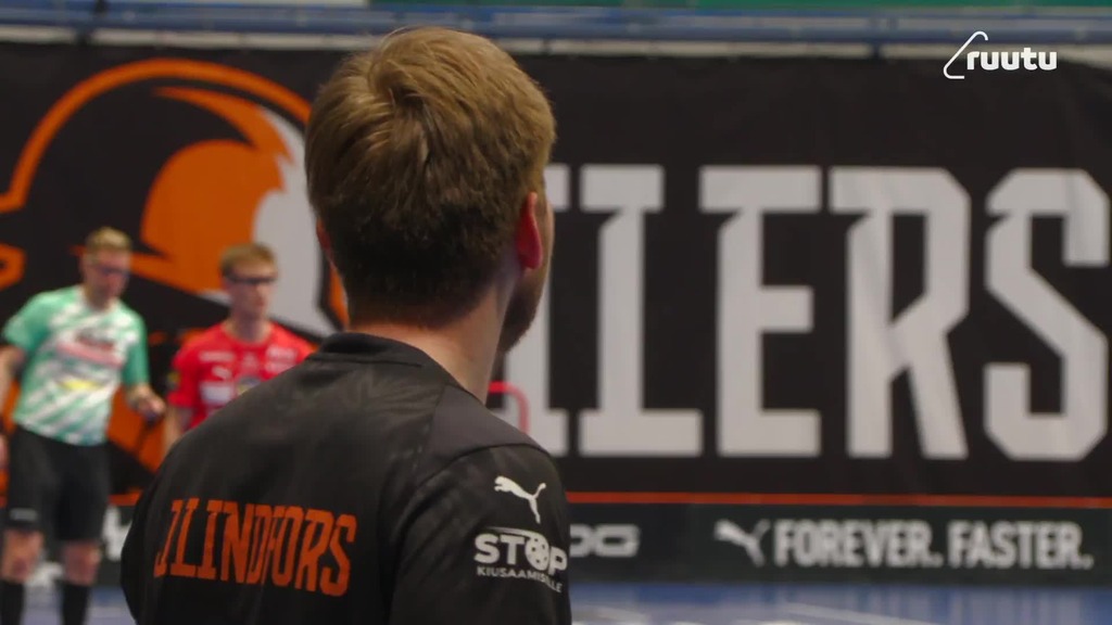 Ja Salmihan naulaa ykkösellä maalin! Perään vilkutukset yleisöön