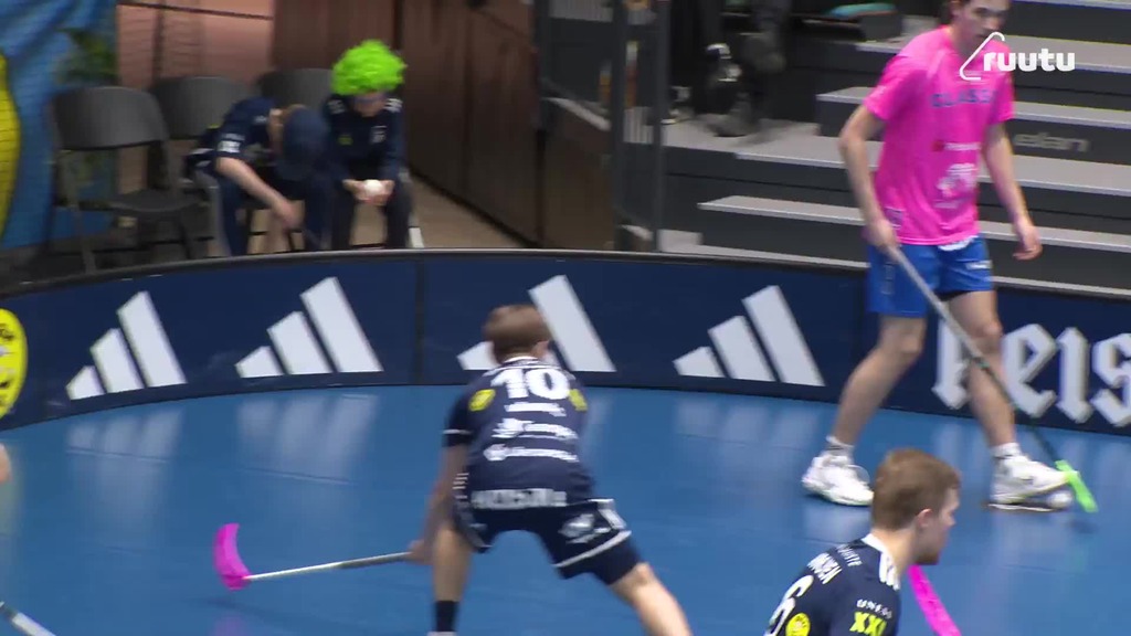 Otto Kilpi tällää neljännen finaalin käyntiin salamamaalilla!