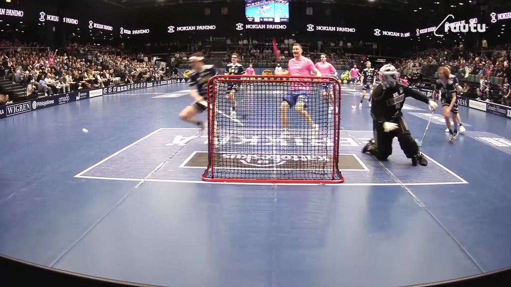 Käykö pallo maalissa? Sillä ei ole väliä, koska Classic toimittaa pallon verkkoon hetkeä myöhemmin