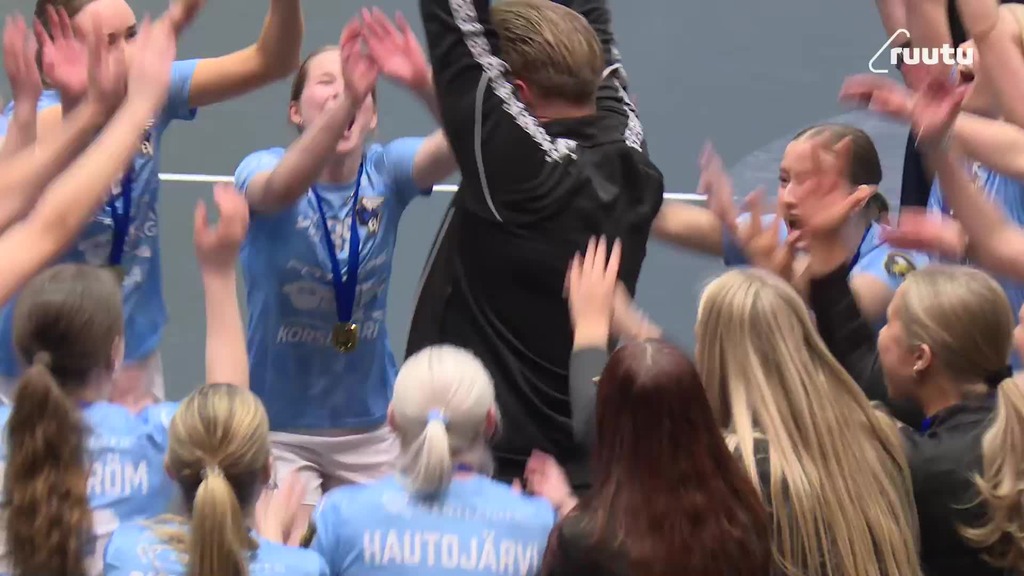 EräViikinkien Maura Paajanen haastattelussa kultamitalin kanssa