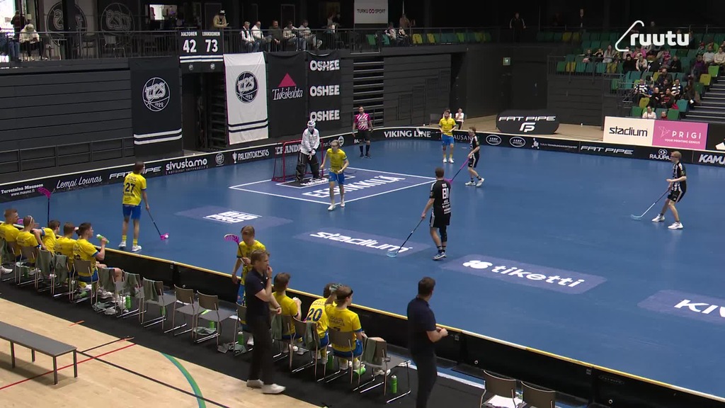 Alex is back! Tepsin tykki veivaa sinikeltaiset kahville