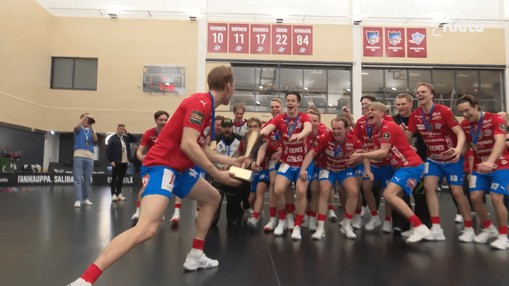 Näin nousee Cup-pokaali ilmaan! SPV on Suomen Cupin mestari