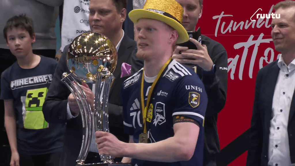Liigajohdon pakeille! Kippari-Rantala noutaa pokaalin näätälaumalle